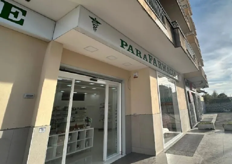 Parafarmacia devastata nella notte, ladri in fuga con l’incasso