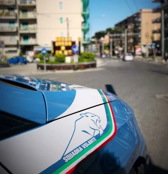 Polizia adocchia la vedetta e scopre spaccio: 2 arresti per droga