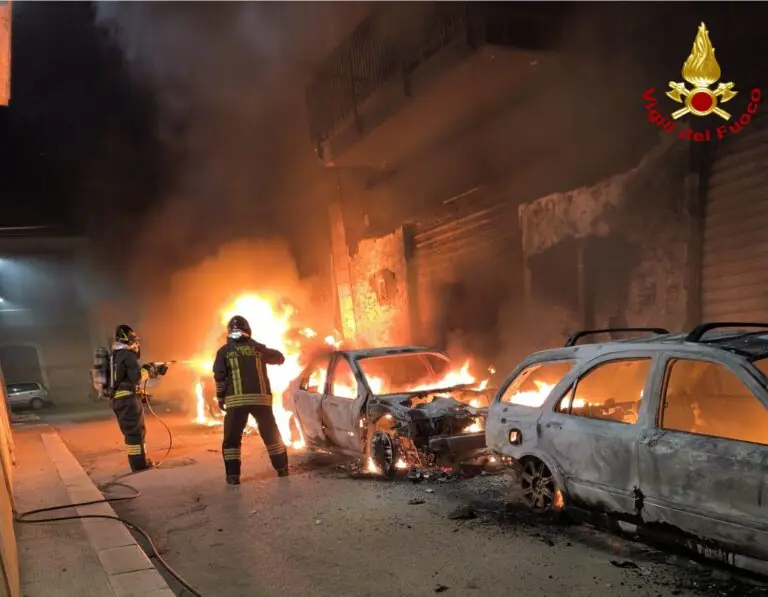 Auto date alle fiamme, misure per 3 indagati
