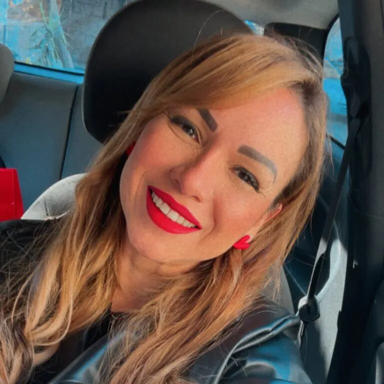 Torna a casa e trova la moglie 42enne senza vita: città sotto choc