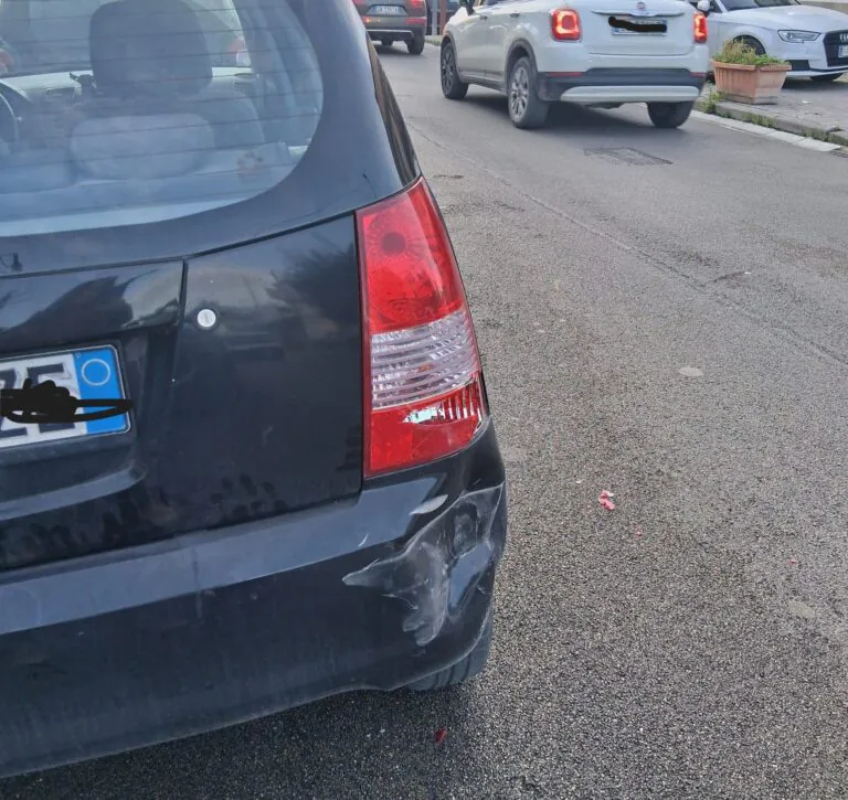 Si schianta contro un’auto e poi scappa
