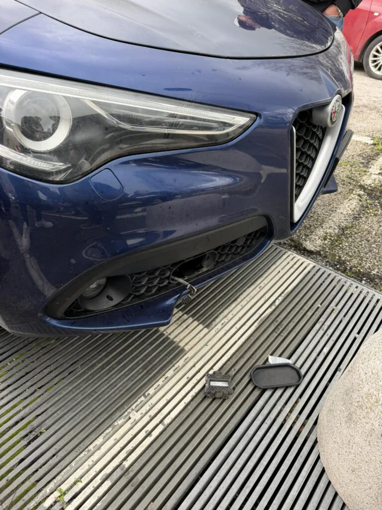 Custode sorprende i ladri durante raid al Centro Commerciale: si attacca all’auto tentando di fermarli