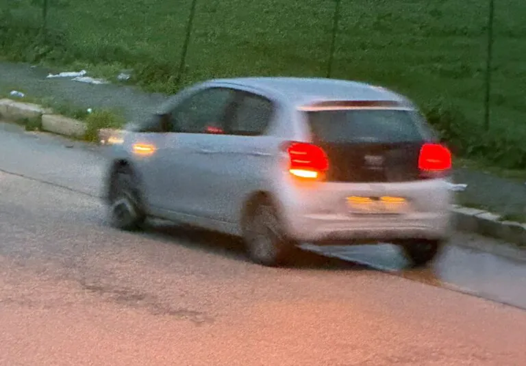 A bordo di un’auto senza targa fotografa le case. Le possibili motivazioni