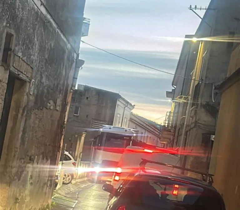 Autotreno imbocca strada alternativa e si blocca la circolazione