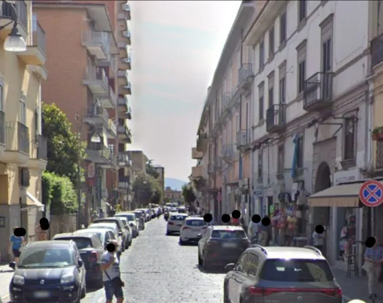 Scaglia grata contro negozio e ruba dei capi di abbigliamento