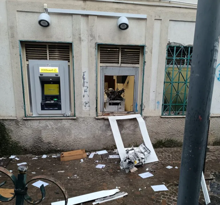 Raid choc alle poste, fanno esplodere ordigno contro bancomat