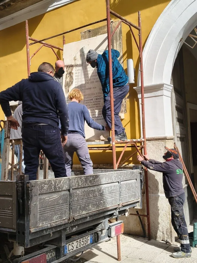 Sindaco restaura la lapide dedicata ai caduti