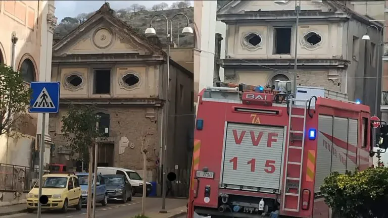 Cadono detriti dalla chiesa, intervengono i pompieri