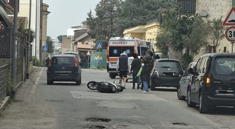 Becca buca e si schianta a terra con lo scooter, ragazza resta ferita