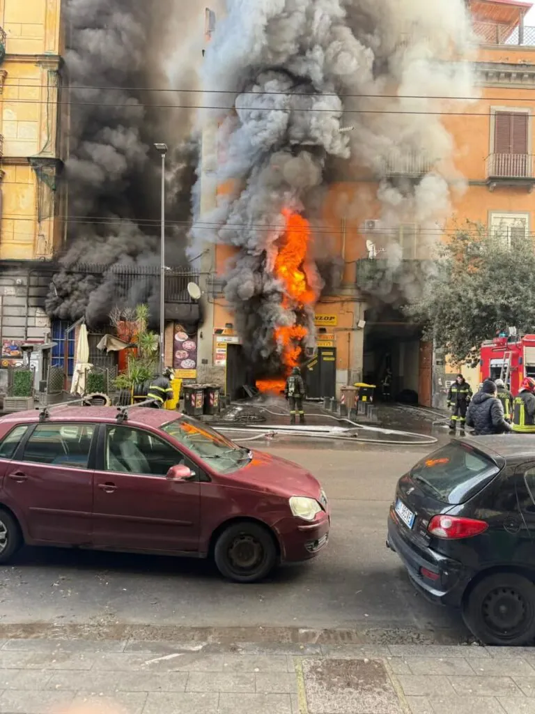 Storica pizzeria a fuoco, pompieri sul posto. Palazzina evacuata