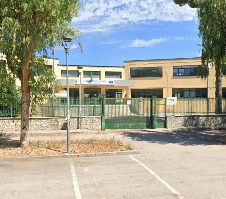 Minaccia un uomo col crick davanti a studenti e maestre: choc fuori scuola