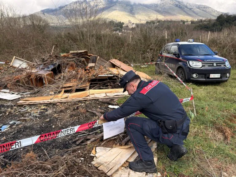Mobili e scarti su un terreno, scatta il sequestro