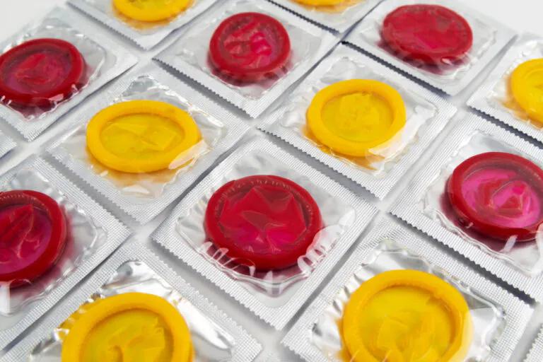 Carnevale pepato: vuole tutti i preservativi del distributore e lo assalta col piede di porco