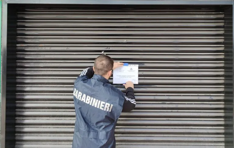 Militari fanno irruzione nel caseificio e lo sequestrano