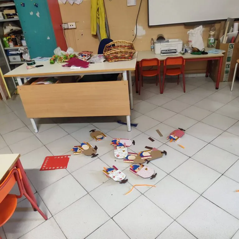 Vandali devastano la scuola dell’infanzia