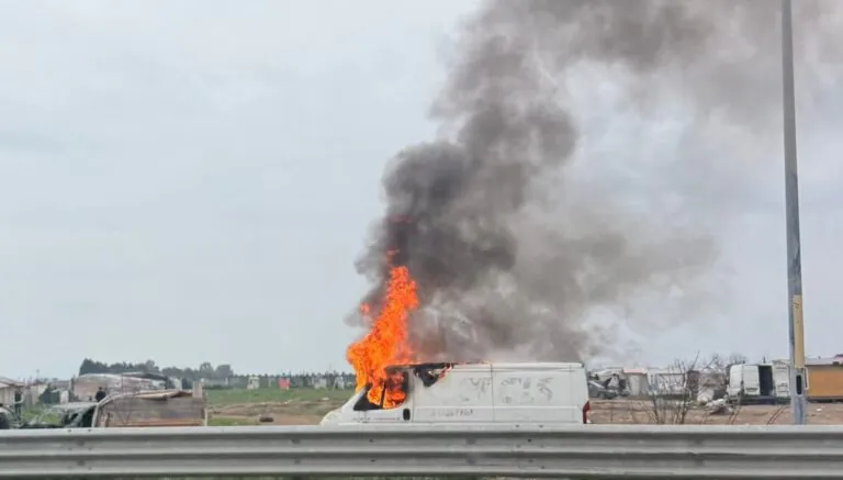 In fiamme furgone sospetto sulla Statale