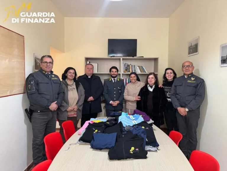 Pigiami e tute contraffatte donate alla Caritas dopo sequestro