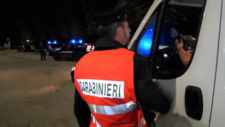 Furgone rubato intercettato all’alba