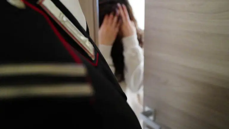 Salvata dai carabinieri dopo aggressione notturna dell’ex