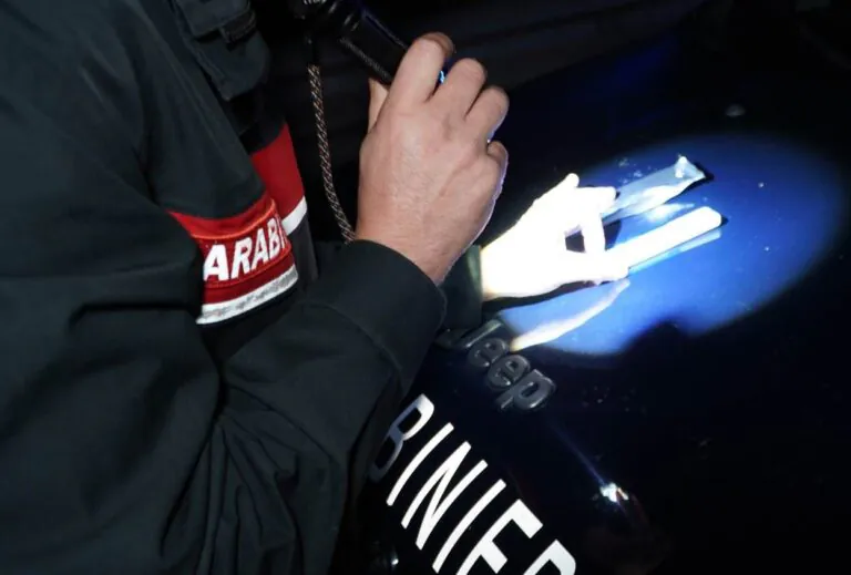 Coca sotto il sedile dell’auto, finisce in manette