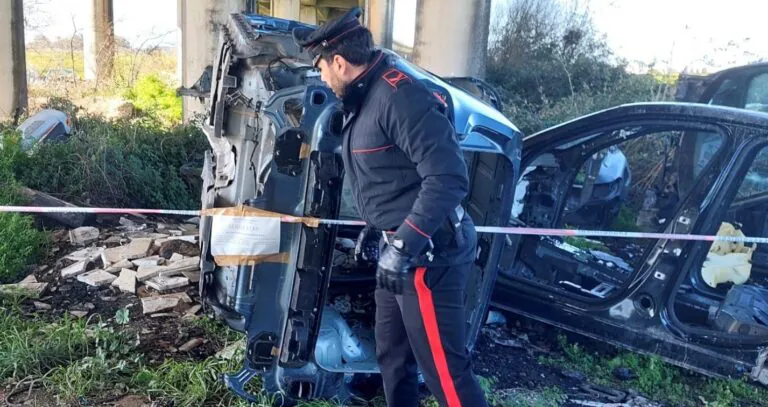 Discarica con auto rubate scoperta dai militari