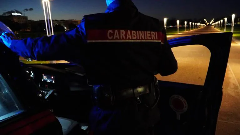 Gli trovano 112 dosi di crack al controllo e minaccia i carabinieri: preso con doppia accusa