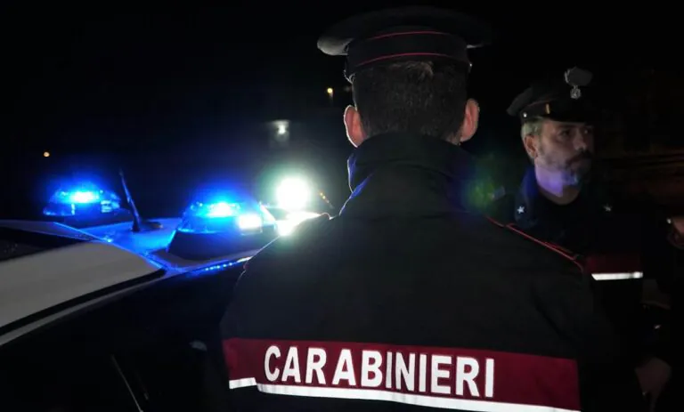 Lascia i domiciliari ma va a passeggiare proprio davanti alla caserma