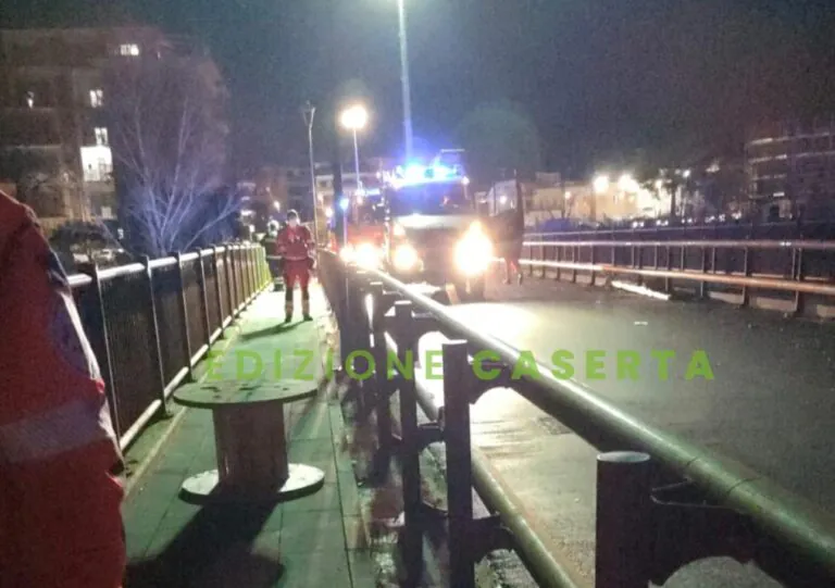 Si lancia dal Ponte durante il Carnevale, identificata vittima: era mascherata. Ricerche in corso