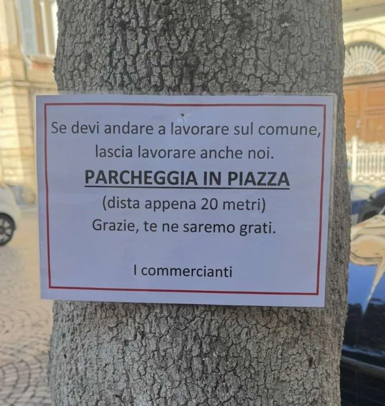 Sostano nei pressi dei negozi, spuntano cartelli: “Lasciate lavorare anche noi, parcheggiate in piazza”
