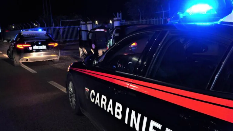 Arma alza il tiro dopo le bombe: 5 beccati con coltelli e mazze