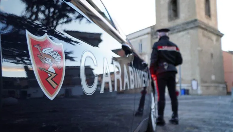 Botte e minacce al padre per soldi, scatta l’arresto