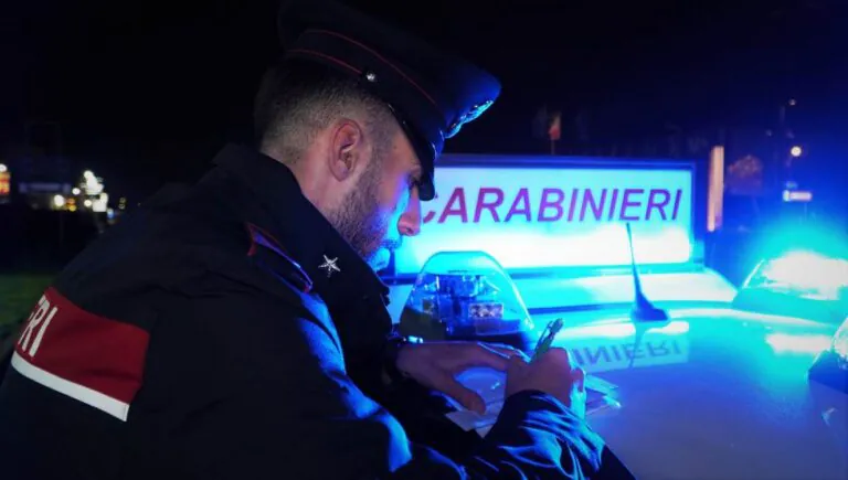 Non resiste al richiamo, carabinieri lo arrestano al club privè