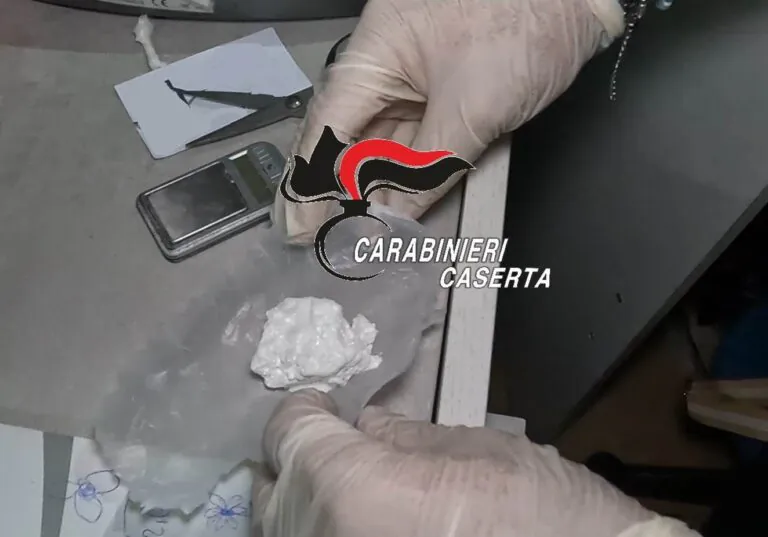 Non potevano lasciare città e così si tengono la droga in casa. I dettagli del blitz