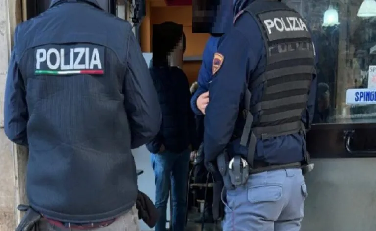 Sistema video per monitorare spaccio, due presi