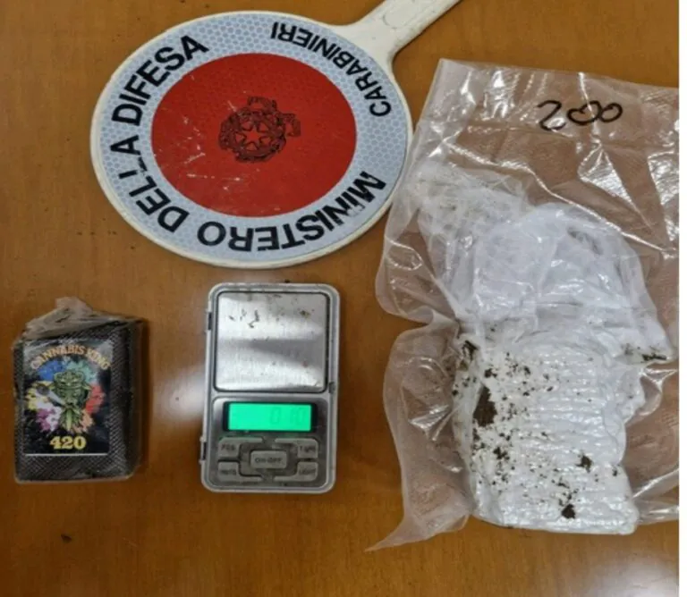 Tre etti di droga sottovuoto in giardino, arrestata un’intera famiglia