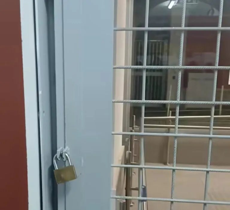 Pendolari vanno a prendere treno e trovano la stazione chiusa