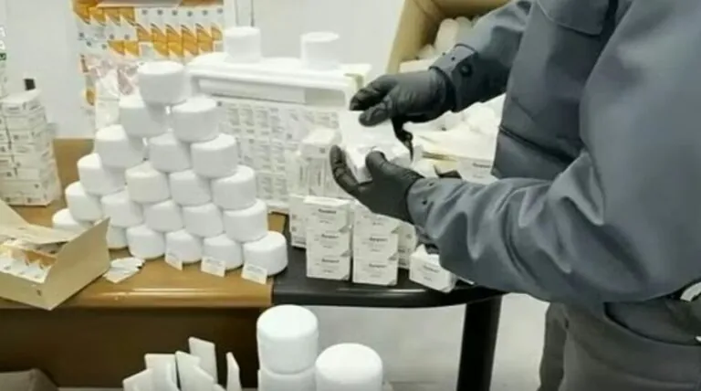 Scoperto deposito di medicinali estetici illegali: sotto chiave botox e creme