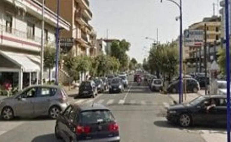 Si stacca pezzo di balcone e colpisce passante