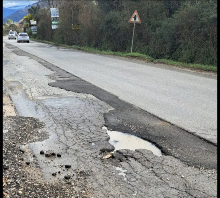 Strade colabrodo nella frazione, scatta l’allarme