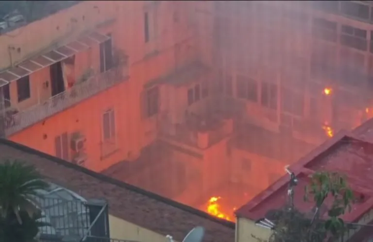Brucia teatro storico, rogo fa danni enormi