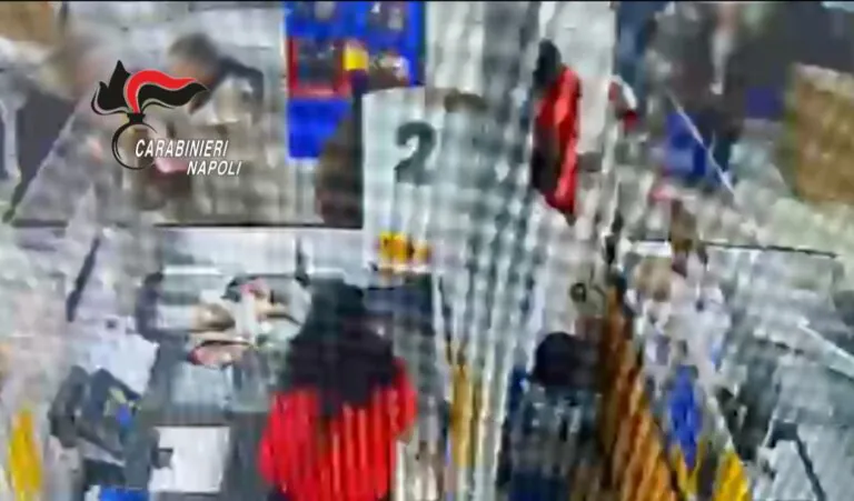 “Non è tuo figlio dammelo”: prova a rapire bambino al supermercato