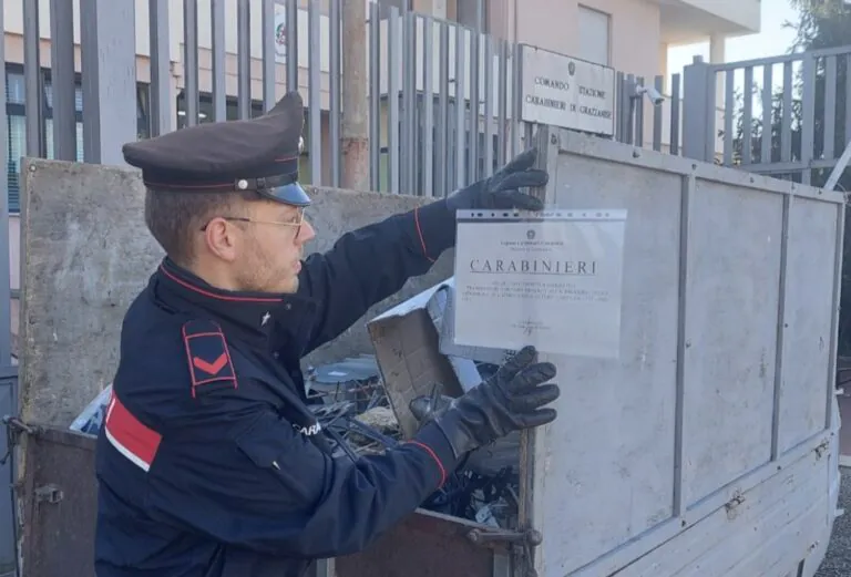 Fermato Apecar zeppo di roba, conducente nei guai