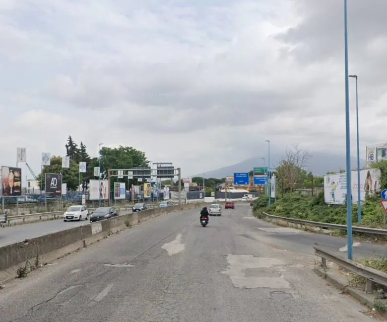 Auto sbanda e finisce contro i guardrail: choc sulla Provinciale
