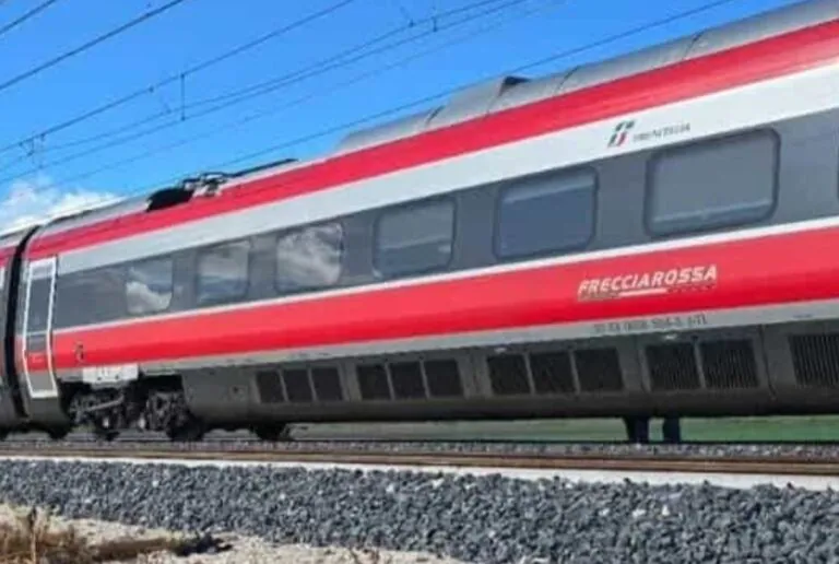 Ferma il Frecciarossa con una mossa folle, piombano i carabinieri