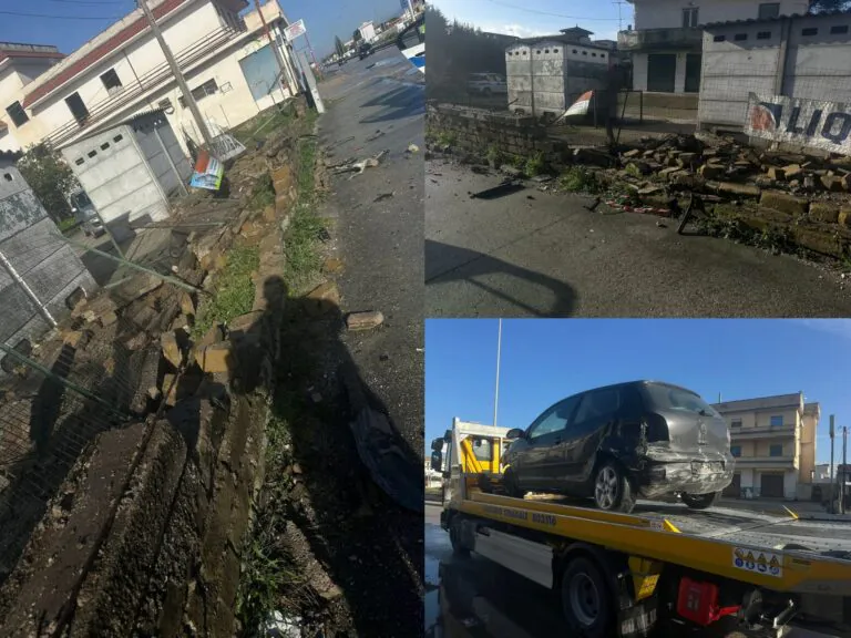 Con l’auto finisce contro muro e poi scappa a piedi