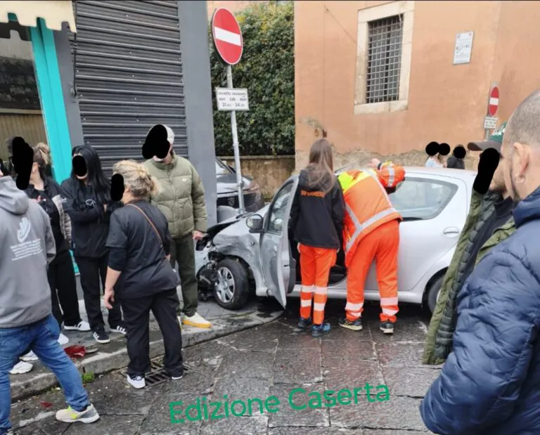 Auto viene centrata da un’altra e finisce contro muro, donna in ospedale