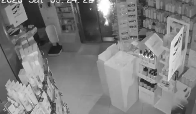 Ladri in azione a San Valentino: assaltata farmacia