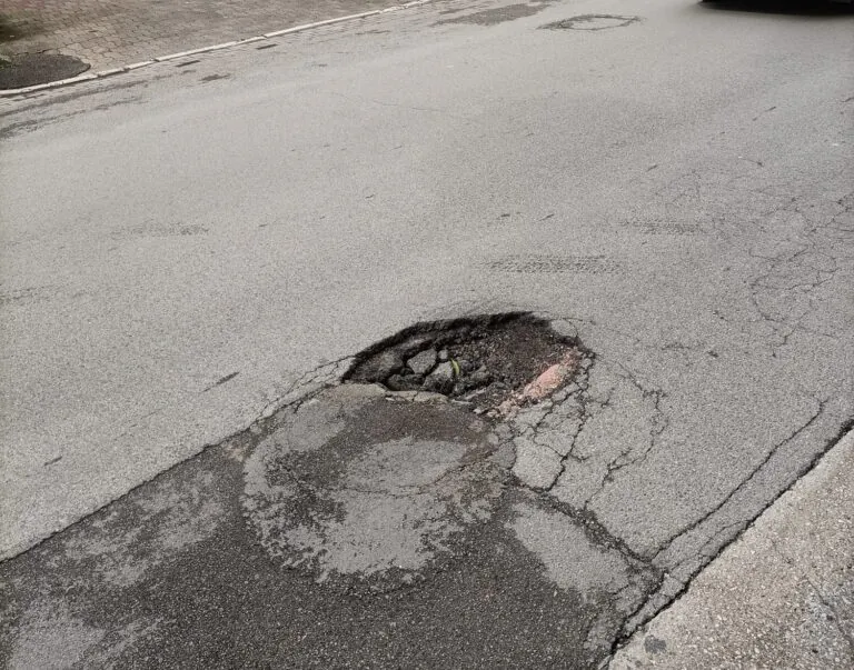 Enorme buca nella strada principale: “Urge intervento”