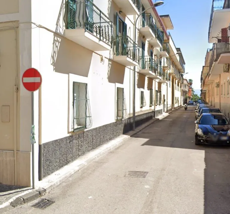 Travolge un’altra auto viaggiando in divieto, con una scusa poi scappa