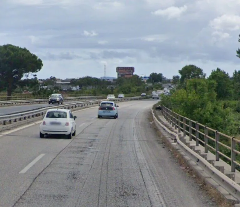Auto sbanda e si ribalta: choc sulla Provinciale